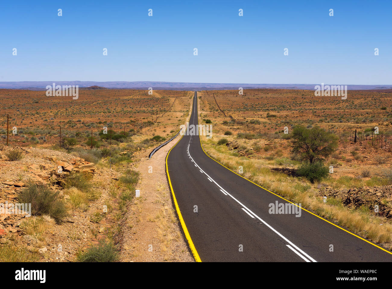 Leere Straße zwischen Lüderitz und Keetmanshoop in der Nähe von Garub in Namibia, Afrika Stockfoto