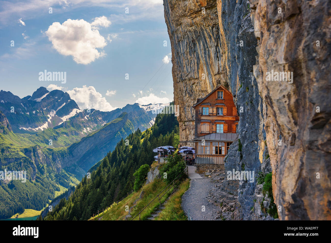 Schweizer Alpen und ein Restaurant unter einem Felsen auf dem Berg Ebenalp in der Schweiz Stockfoto