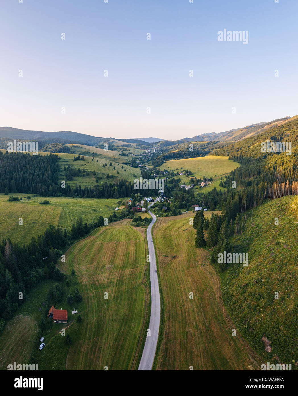 Straße, die durch Wälder und Dörfer der Liptauer Region in der Slowakei Stockfoto