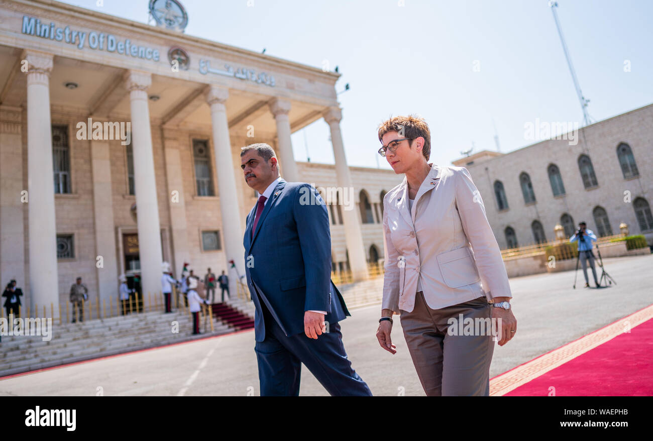 Bagdad, Irak. 20 Aug, 2019. Annegret Kramp-Karrenbauer (CDU), der Verteidigungsminister von Deutschland, ist von ihr Gegenstück in Irak, Al-Shammari begrüßt, mit militärischen Ehren vor seinem Büro. Der Minister und CDU-Chefin ist die Durchführung von politischen Gesprächen in der Hauptstadt Bagdad und ist es, die deutschen Soldaten, die in die Ausbildung lokaler Kräfte im Land beteiligt sind. Quelle: Michael Kappeler/dpa/Alamy leben Nachrichten Stockfoto