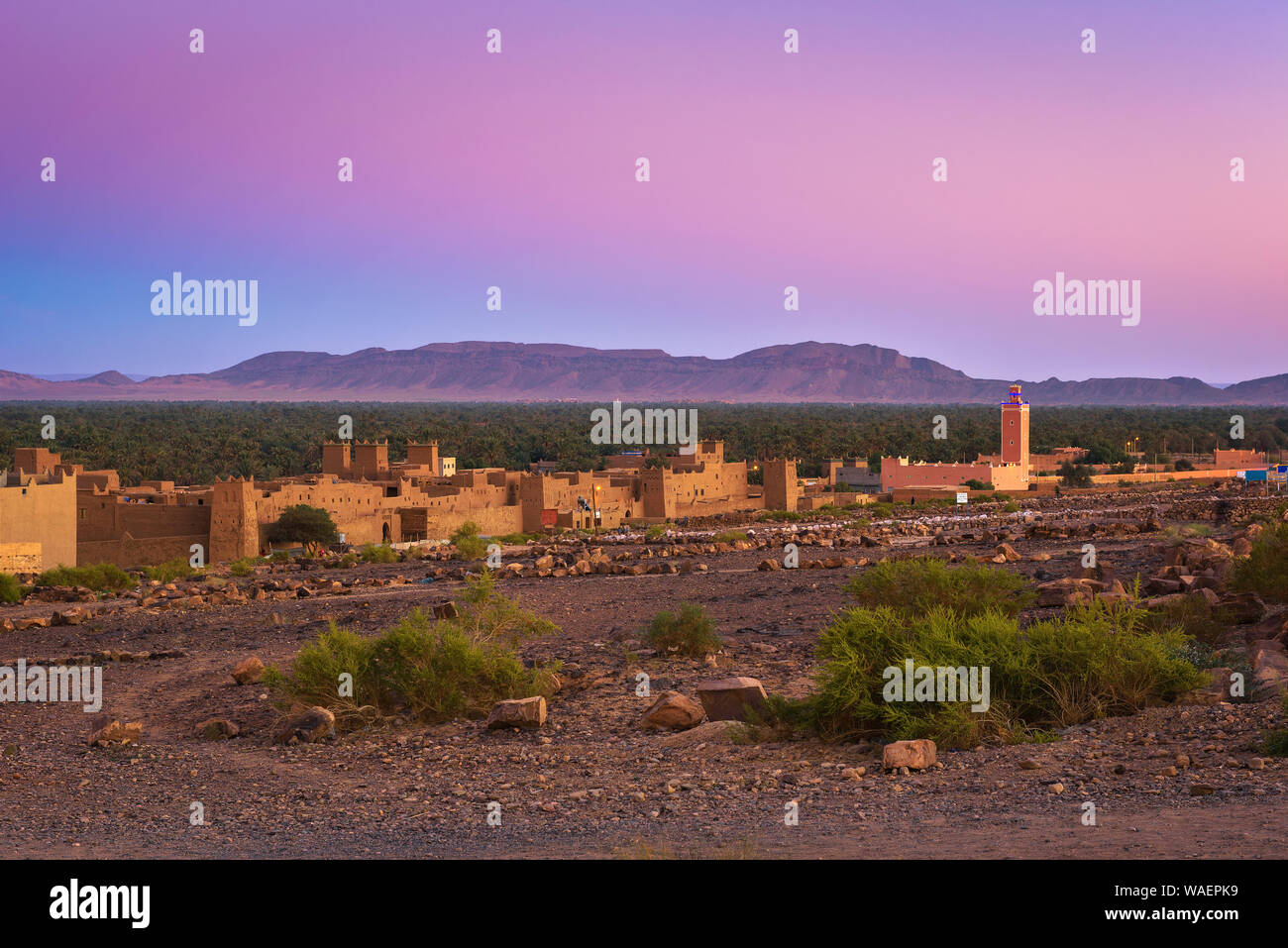 Sonnenuntergang über einem marokkanischen Dorf mit Atlas Gebirge im Hintergrund Stockfoto