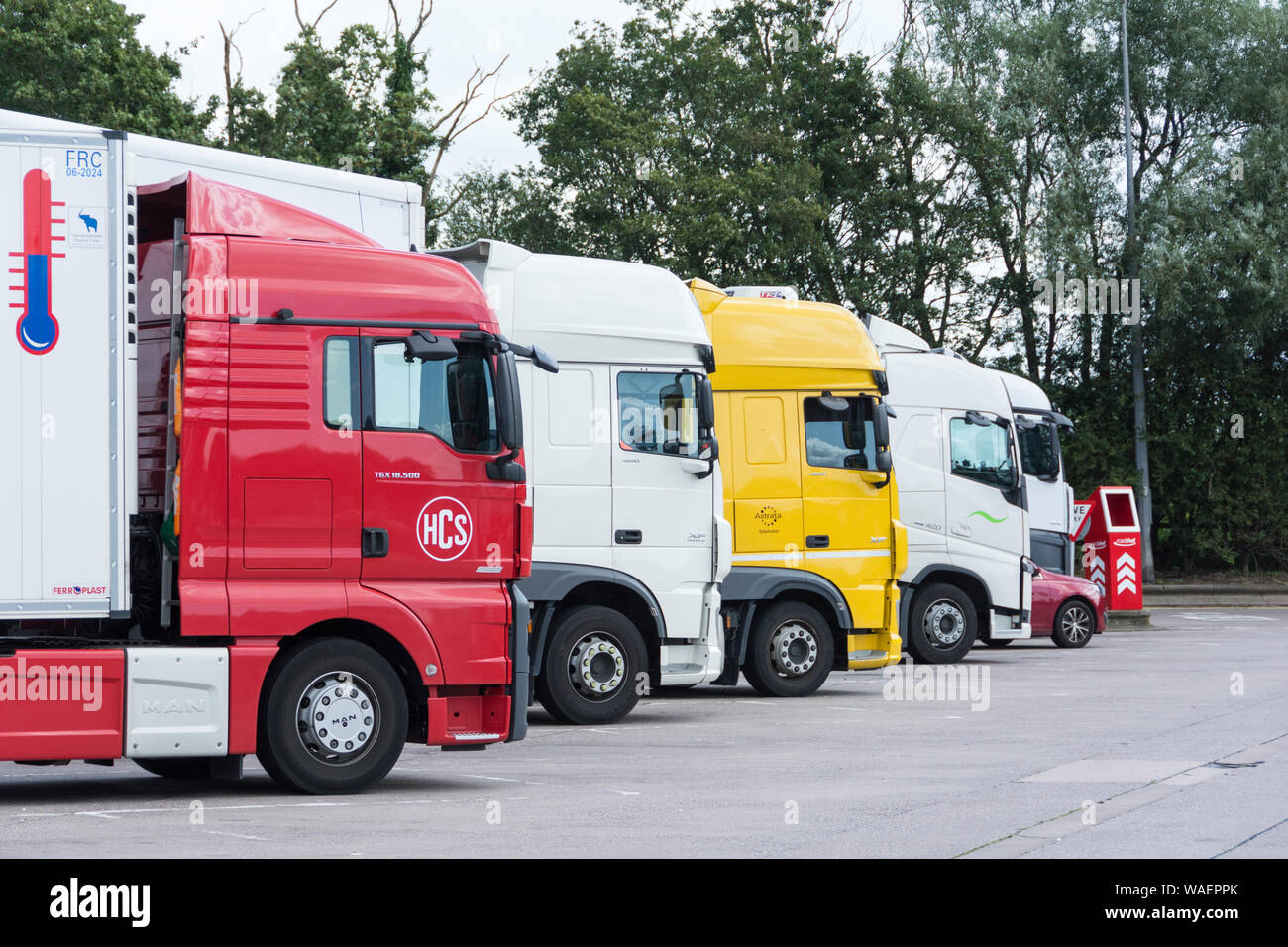 Nahaufnahme von farbenfrohen LKW-LKW-LKW-Taxis, die an einer Autobahnstation in den Midlands, England, Großbritannien, geparkt sind Stockfoto