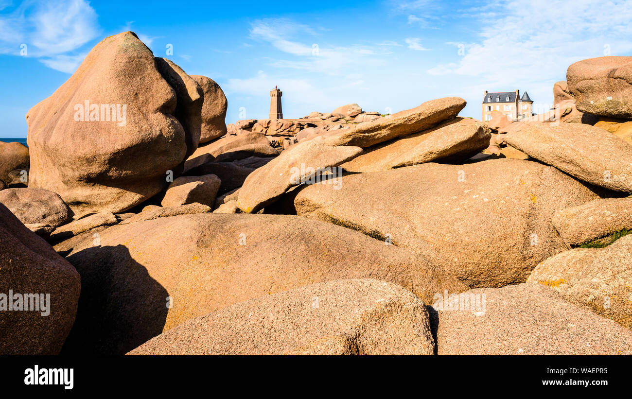 Panoramablick von der rosa Granit Küste in Perros-Guirec, Bretagne, mit h Der Leuchtturm von Ploumanac'h, genannt, Ruz und rosa Granit Stockfoto