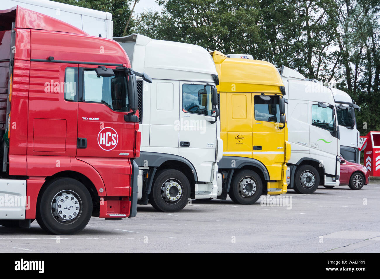 Nahaufnahme von farbenfrohen LKW-LKW-LKW-Taxis, die an einer Autobahnstation in England, Großbritannien, geparkt sind Stockfoto