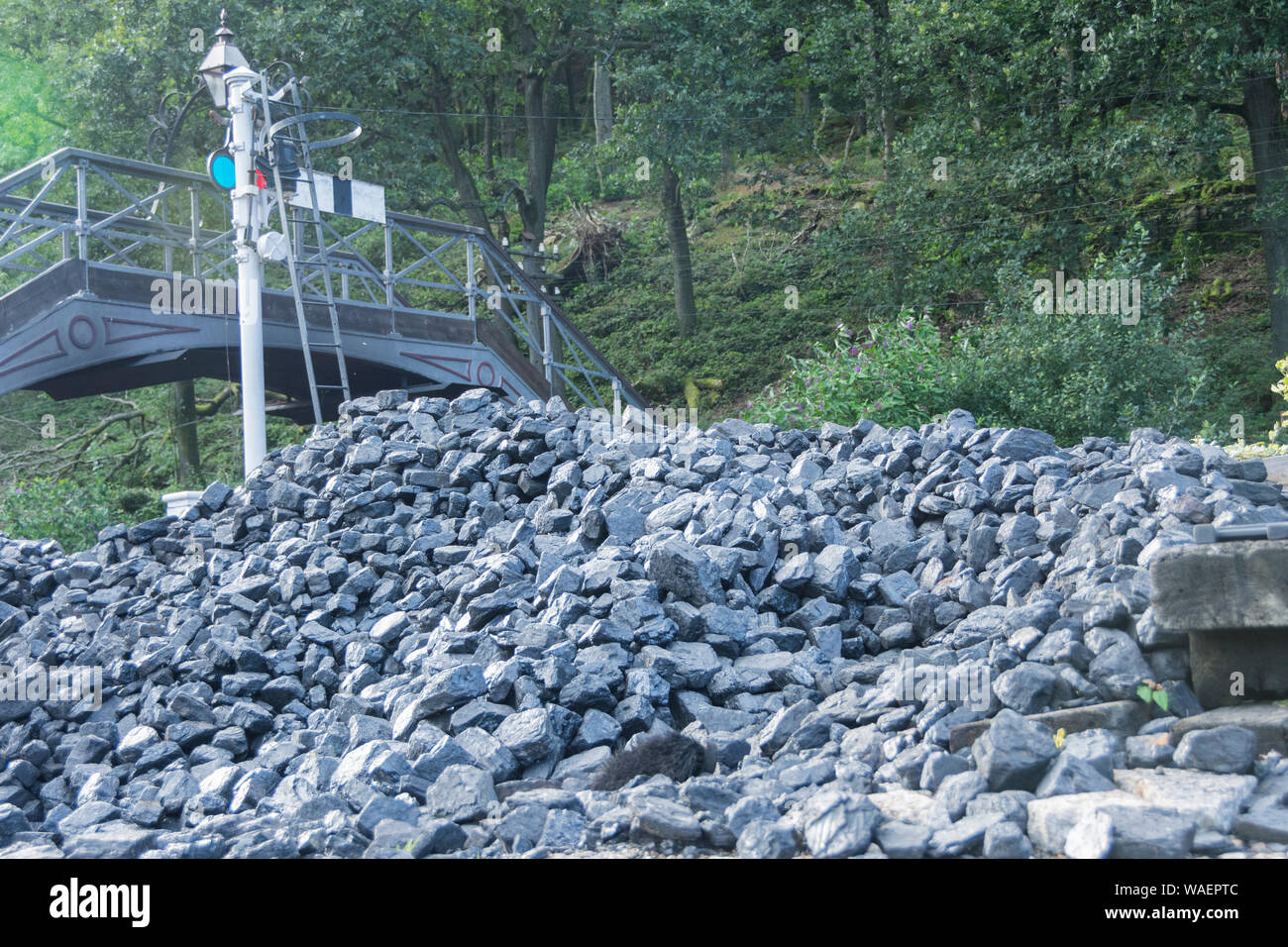 Ein großer Haufen Kohle neben einem gleisanschluss in Großbritannien Stockfoto