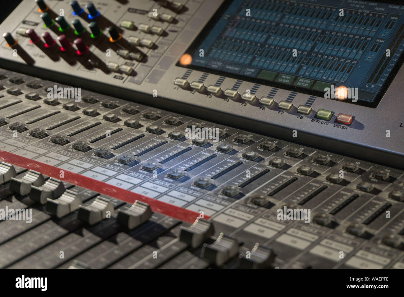 Controller Mixing Console im Studio. Arbeitsplatz Audiogeräte Stockfoto