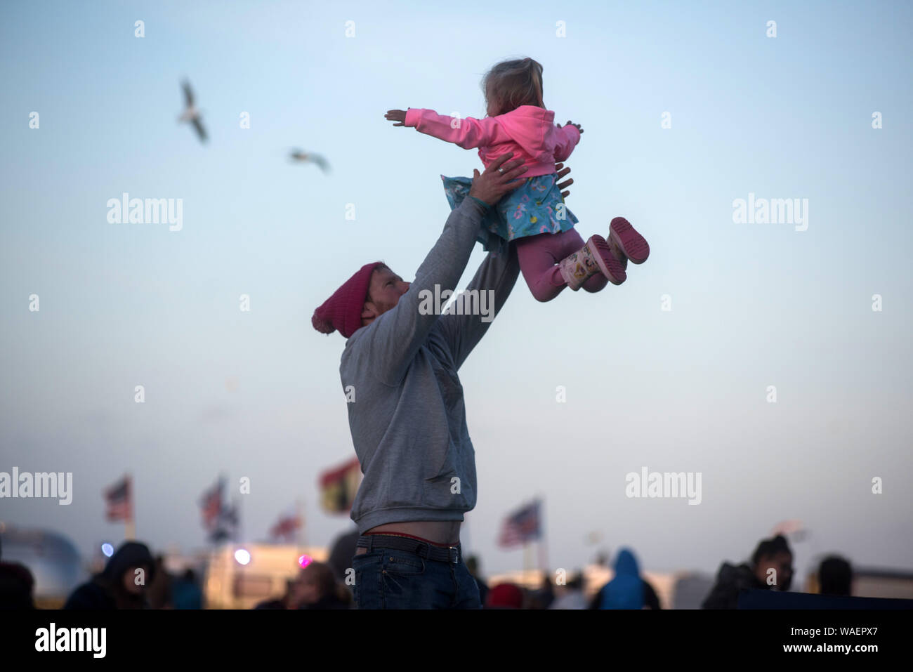 Vater am Festival spielen mit Baby Tochter Stockfoto