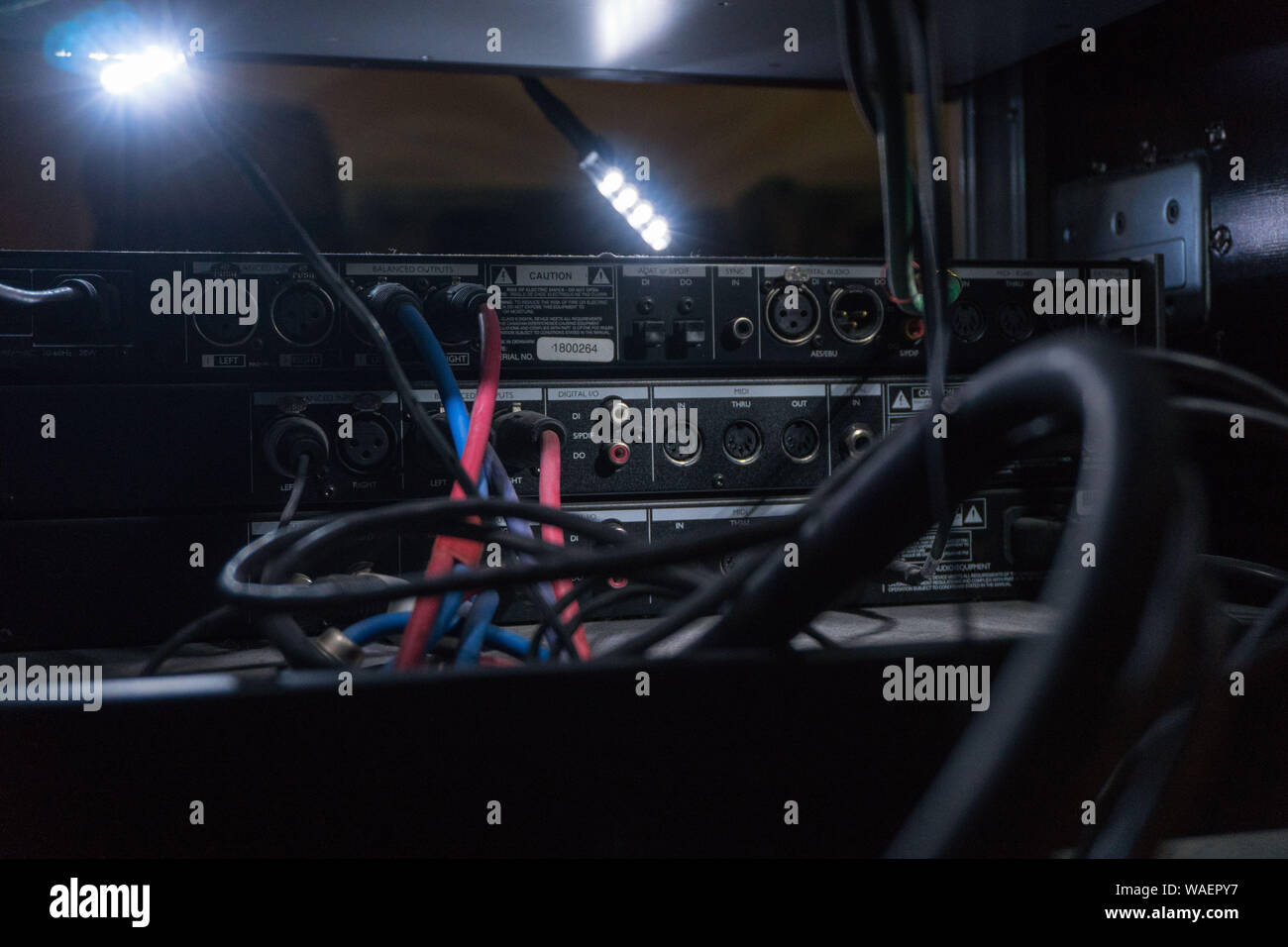 Die Stecker und die Kabel, die zu den Audio Geräte in einem Tonstudio. Der Arbeitsplatz der Toningenieur Stockfoto