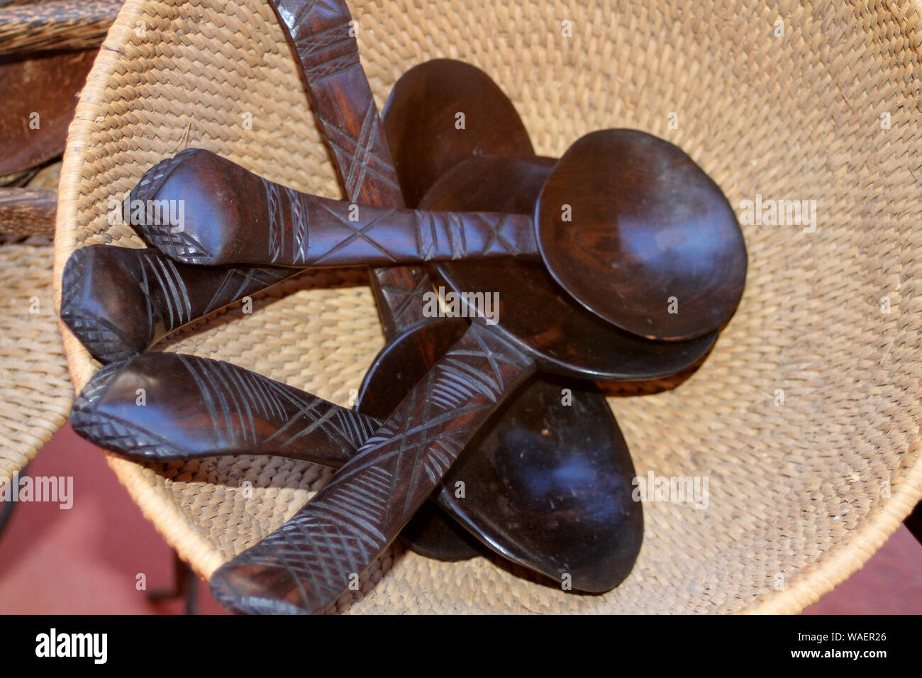 Traditionelles Zulu Löffel verkauft als Souvenirs im Kulturdorf Lesedi, Wiege der Menschheit, Südafrika Stockfoto