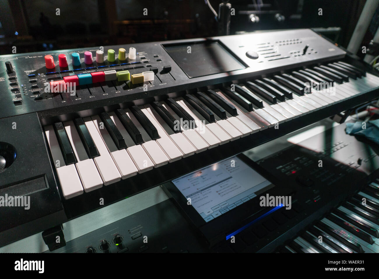 Elektronische Synthesizer und Bass Maschine für die Aufnahme von Musik im Studio Stockfoto
