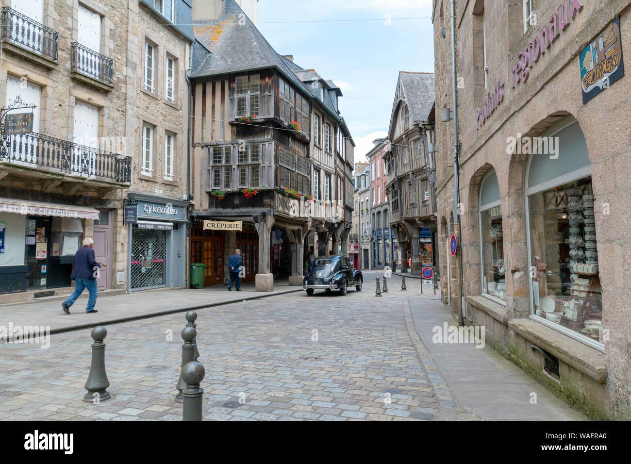Dinan, Bretagne, Frankreich - Juni 17, 2019: Historische Straße Rue des Merciers in Dinan Stockfoto