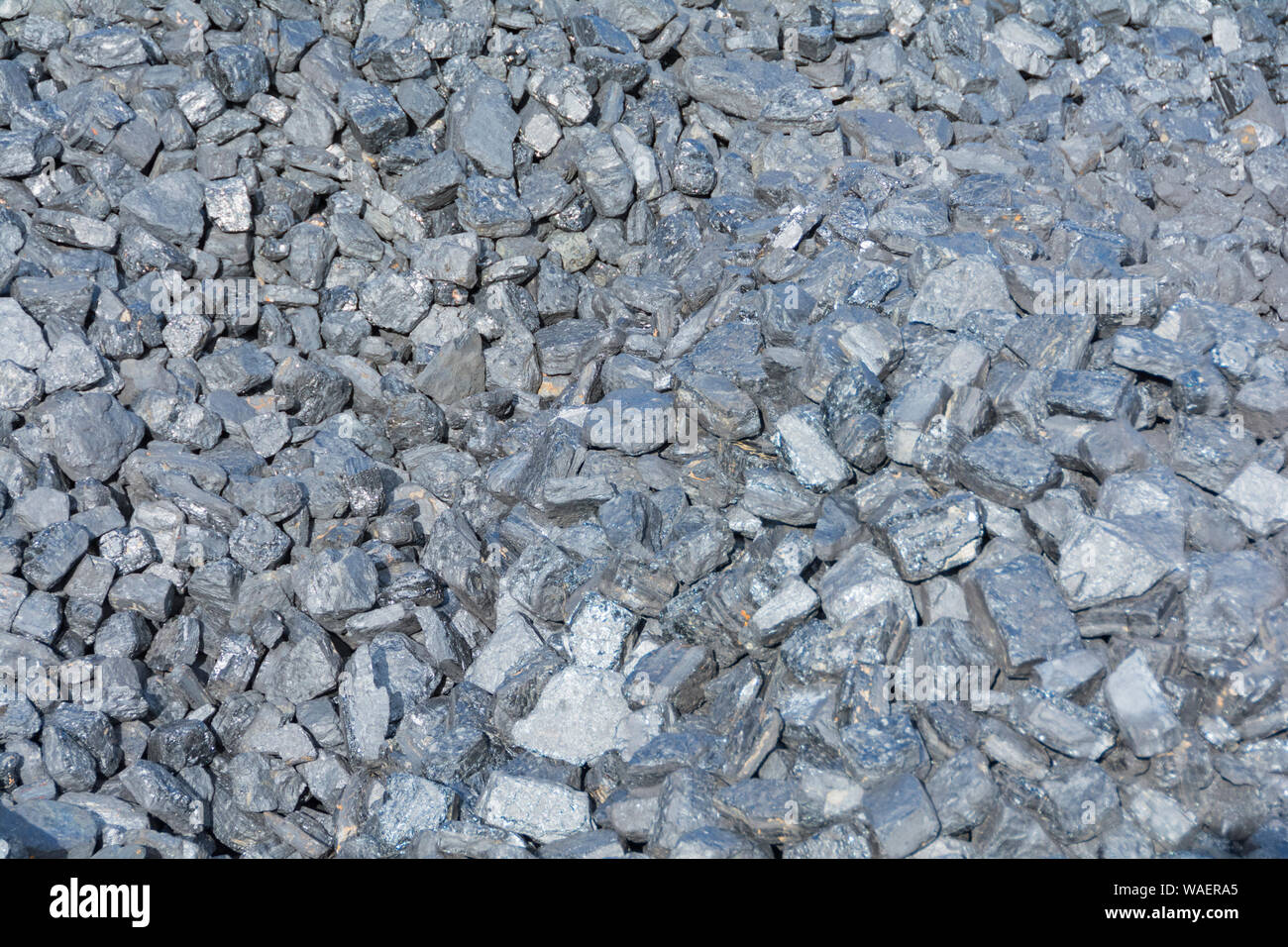 Ein großer Haufen Kohle neben einem gleisanschluss in Großbritannien Stockfoto