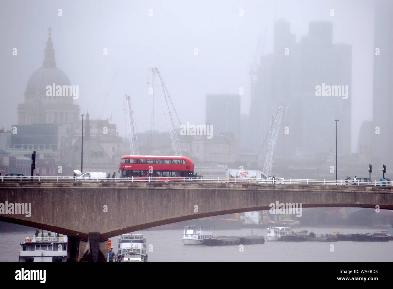 London im Regen Stockfoto