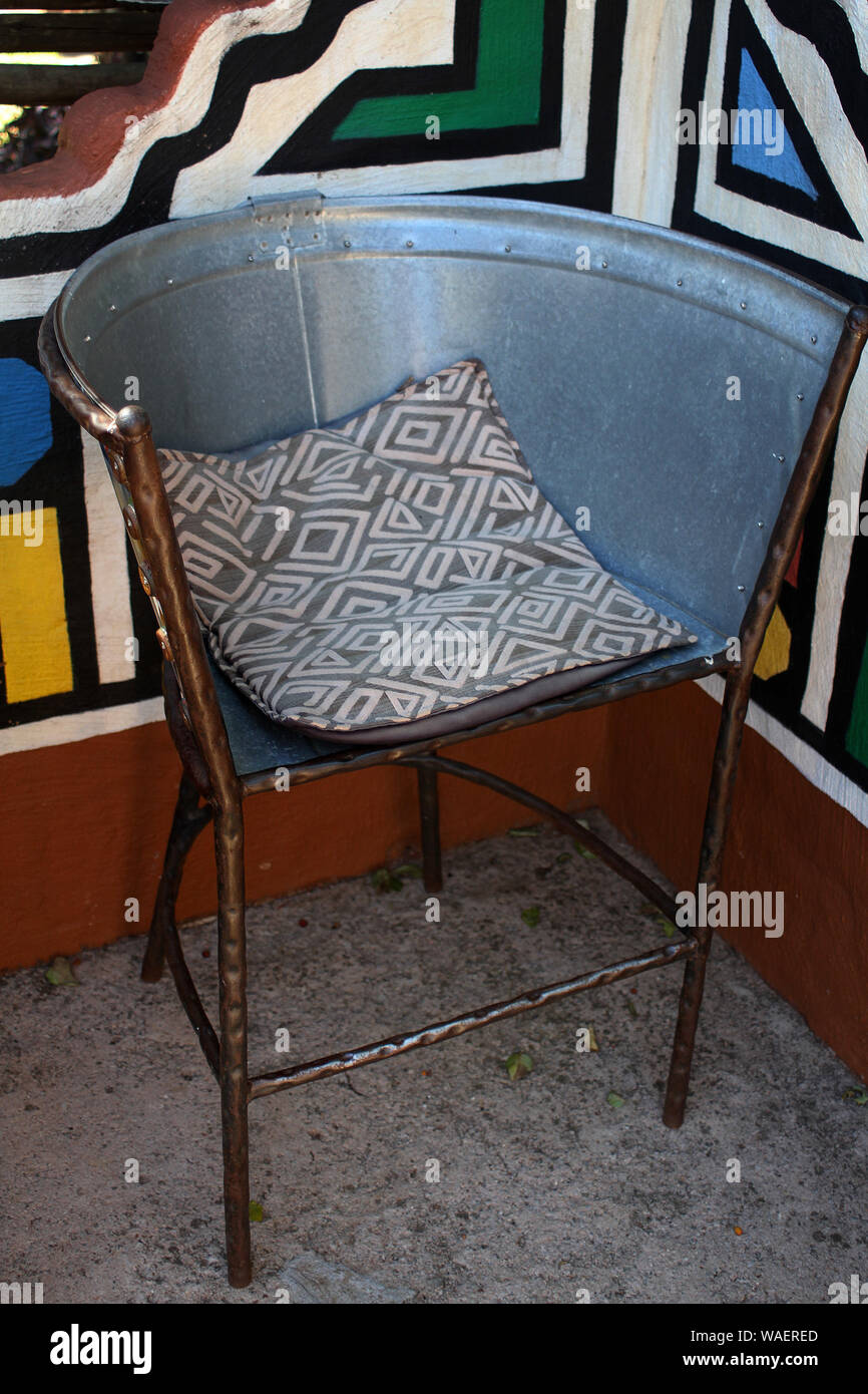 Alte Stahl bin in einem Stuhl an Lesedi Cultural Village, Wiege der Menschheit, Südafrika recycelt Stockfoto