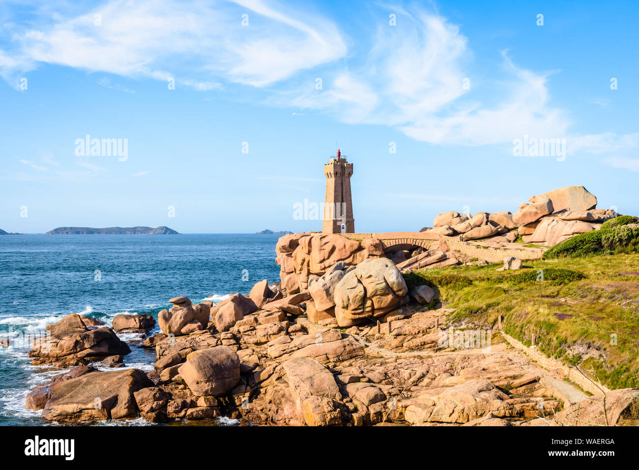 Die Ploumanac'h Leuchtturm, genannt, Ruz, an der Küste des Rosa Granits in Trégastel, Bretagne, Frankreich. Stockfoto
