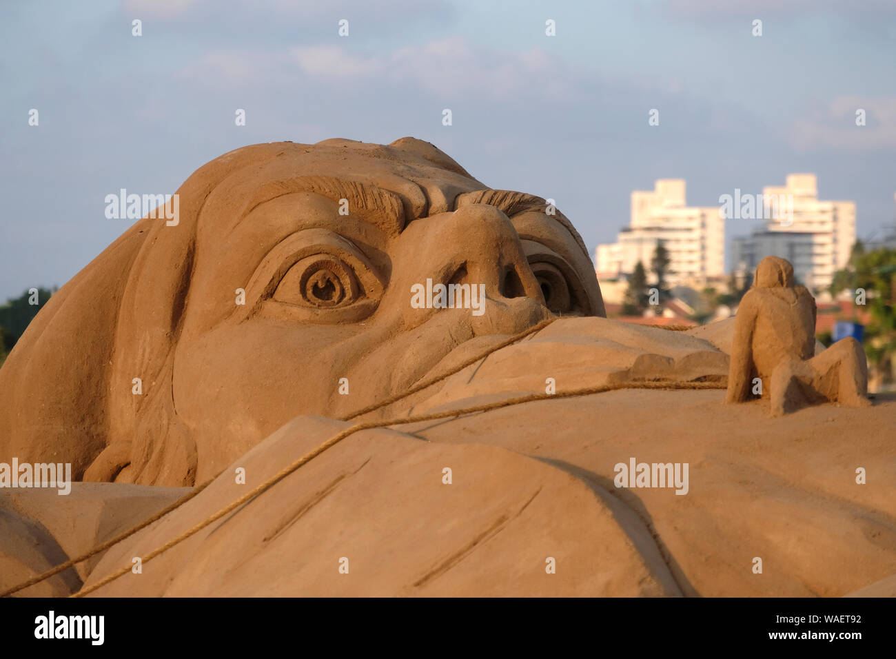 Ein Sand Skulptur von Gulliver, der protagonist von berühmten Jonathan Swifts Roman "Gullivers Reisen" von spanischen Sand Bildhauer Montserrat Cuesta Marin und Sergio Ramírez Perez von 380 Tonnen Sand auf der ersten Internationalen Sandskulpturenfestival starring führende Künstler und aller Zeiten mythischen Helden in Bar Kochba Strand in der südlichen Stadt Aschkelon in Israel. Stockfoto