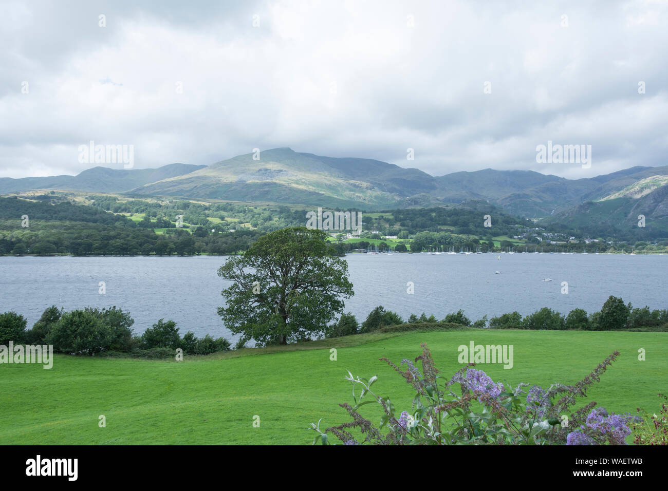 Der alte Mann von Coniston und Coniston Water, Cumbria, England, Großbritannien Stockfoto