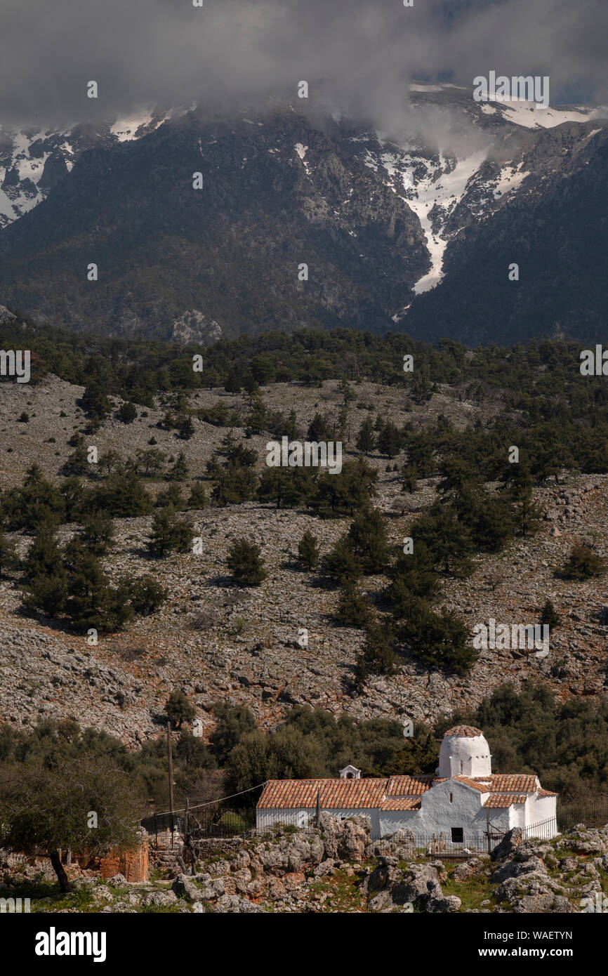 Die Kirche des Erzengels Michael, Aradena, mit der Weißen Berge und Aradena Schlucht. Kreta. Stockfoto