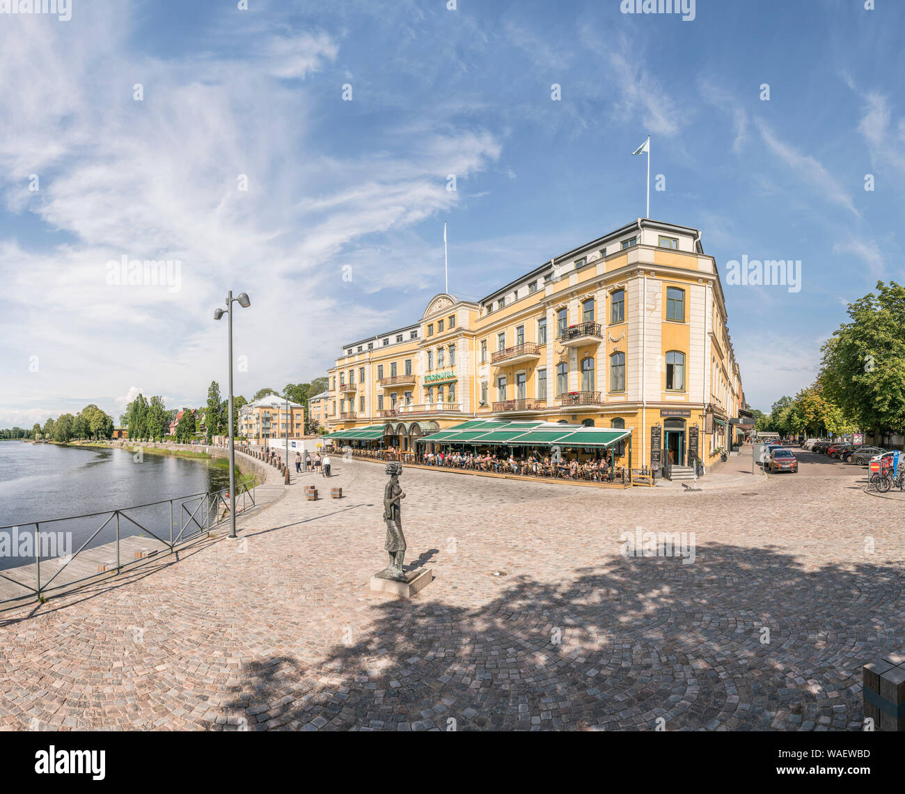 Idyllische Aussicht im Zentrum von Karlstad mit dem Stadshotell (City Hotel) durch den Fluss Klarälven. Värmland, Schweden, Skandinavien. Stockfoto