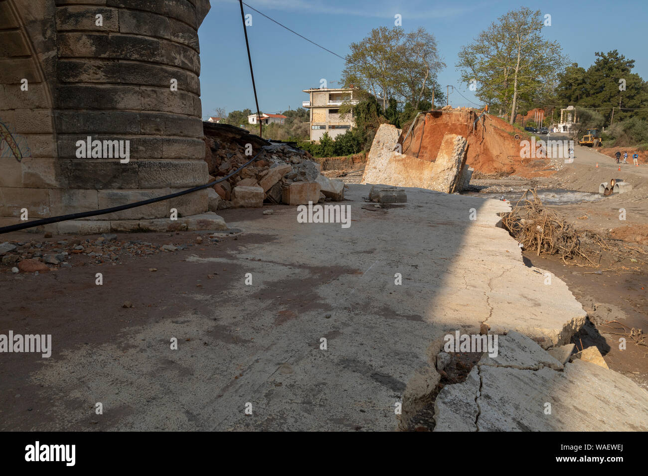 Historische Brücke von Keritis zerstört von flooods nach intensiven Regen im Februar 2019. West Kreta. Stockfoto