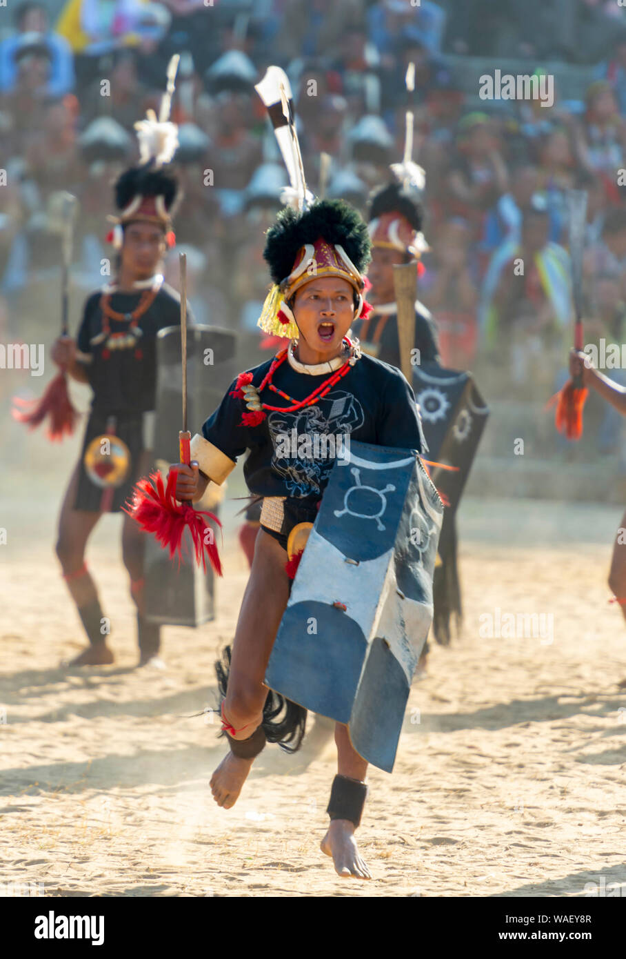 NAGALAND, INDIEN, Dezember 2013, Naga Krieger spiele während Hornbill Festival. Stockfoto