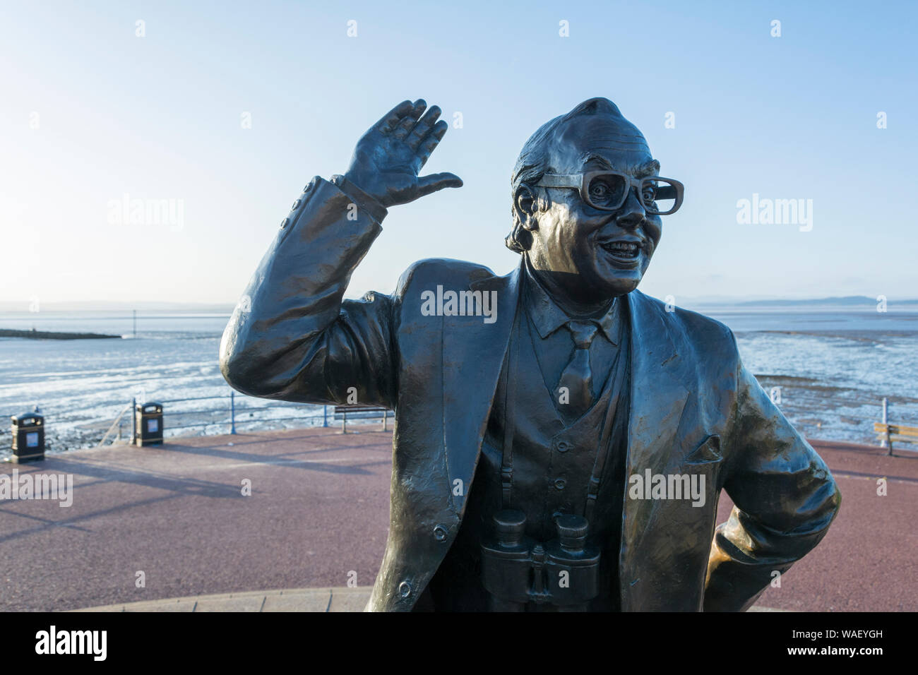 Statue des englischen Schauspieler Eric Morecambe in einem charakteristischen auf Marine Road Central, Morecambe Bay, Lancs, Großbritannien dar Stockfoto