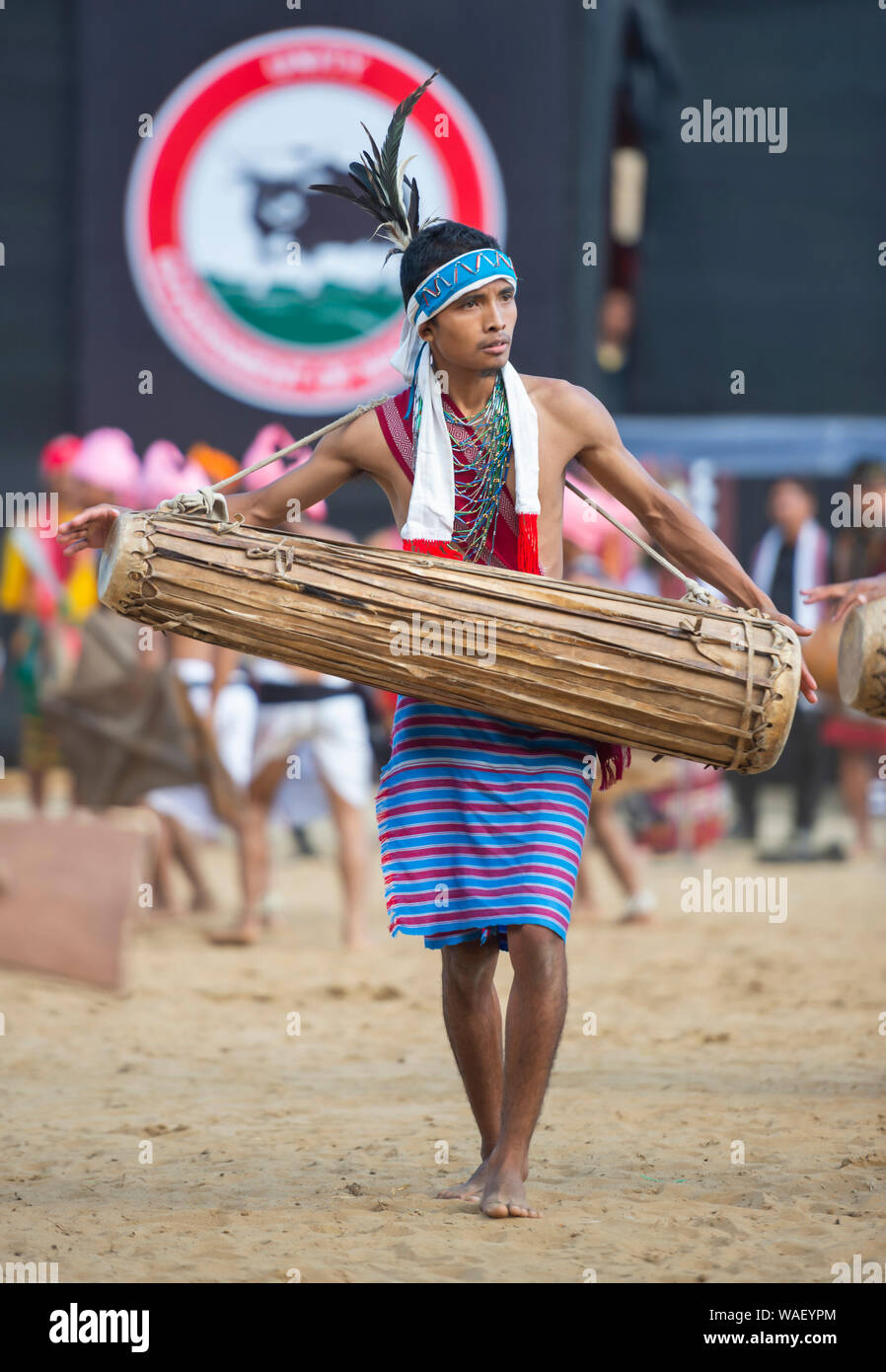 NAGALAND, INDIEN, Dezember 2013, Naga Tribal Dance während Hornbill Festival Stockfoto