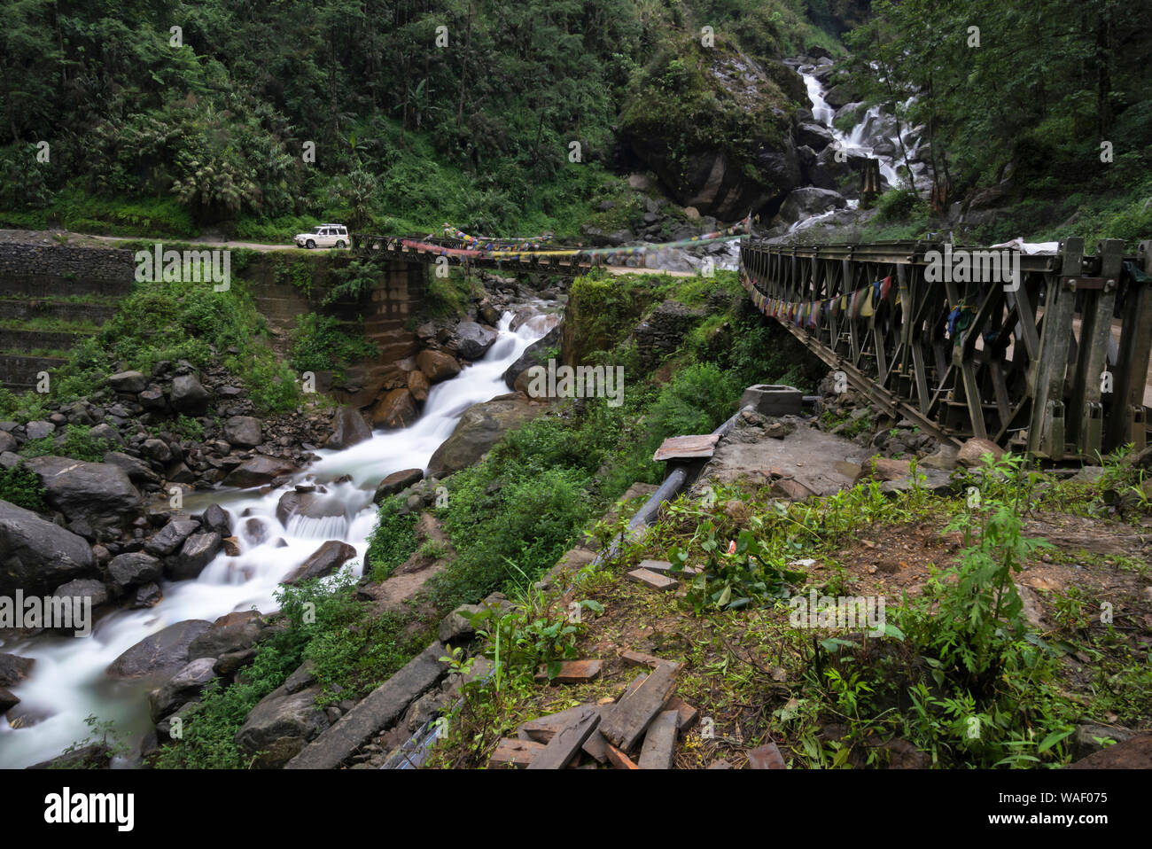 Hohe Pässe und Brücken auf dem Weg zur Lachun in Sikkim, Indien Stockfoto