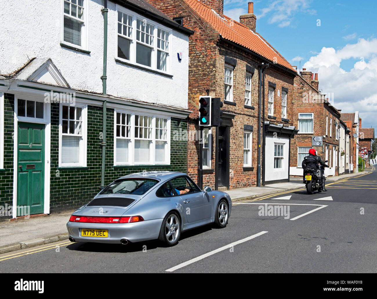 Porsche Carerra an der Ampel, Cawood, North Yorkshire, England, Großbritannien Stockfoto