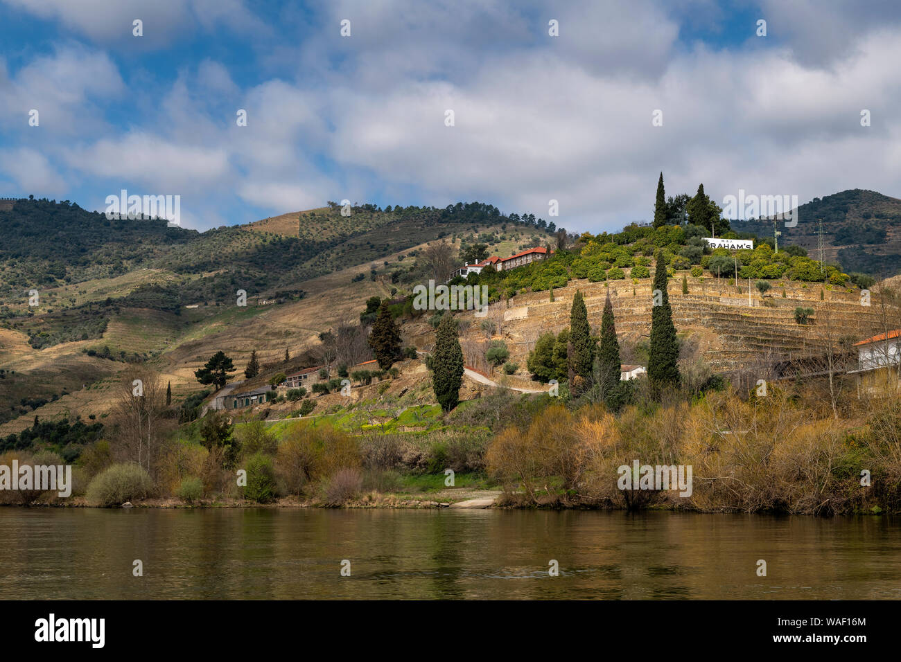 Tua, Portugal - März 10, 2019: Blick von der Quinta dos Malvedos Weingut aus dem Fluss Douro in Portugal. Stockfoto