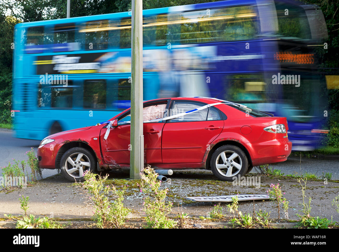 Gestohlenes Auto, stürzte und Verlassenen, England Großbritannien Stockfoto