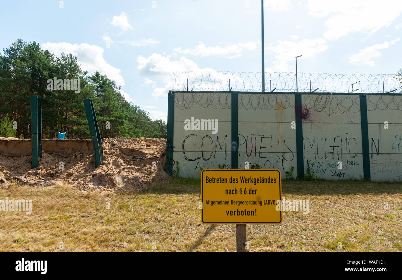 Gorleben, Deutschland. 08 Aug, 2019. Der Abriss der Mauer um das ehemalige Bergwerk Gorleben sondierungsgespräche begonnen hat. In der nächsten Zeit, die Mauer, eingeschlossen die Website abgerissen wird. Credit: Philipp Schulze/dpa/Alamy leben Nachrichten Stockfoto