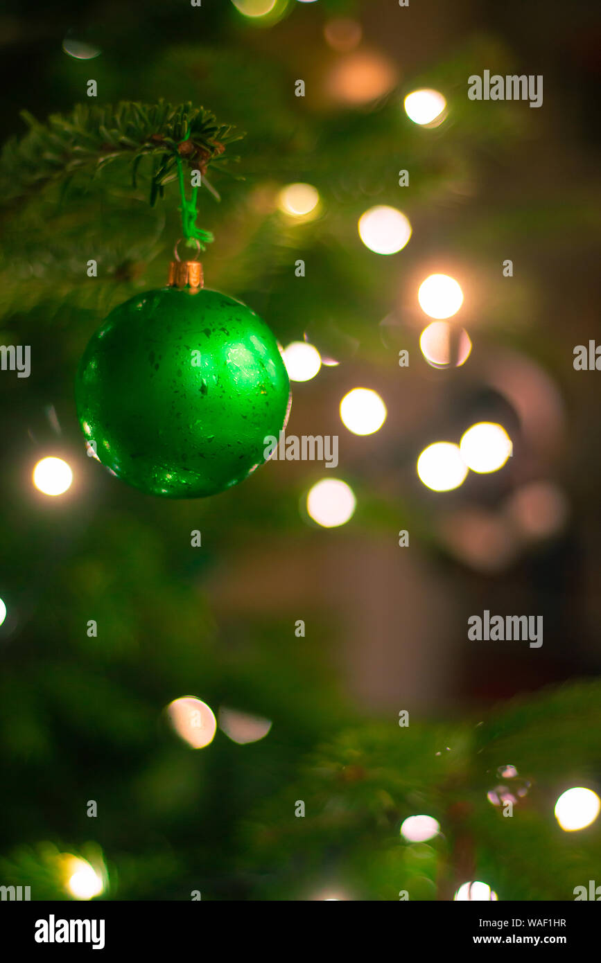 Hintergrund Bild von Weihnachten Ornament hängend an einem Baum mit Lichtern im Hintergrund Stockfoto