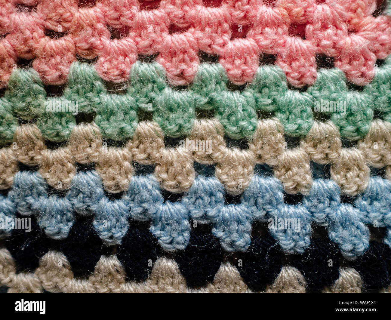 Gestreifte häkeln Stoff in hellen Farben, Detail von einer Decke Stockfoto