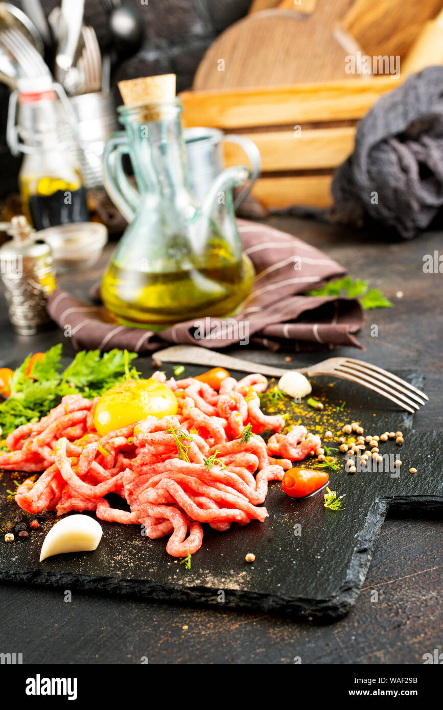Rohes Hackfleisch mit Ei, Kräutern und Gewürzen Stockfoto