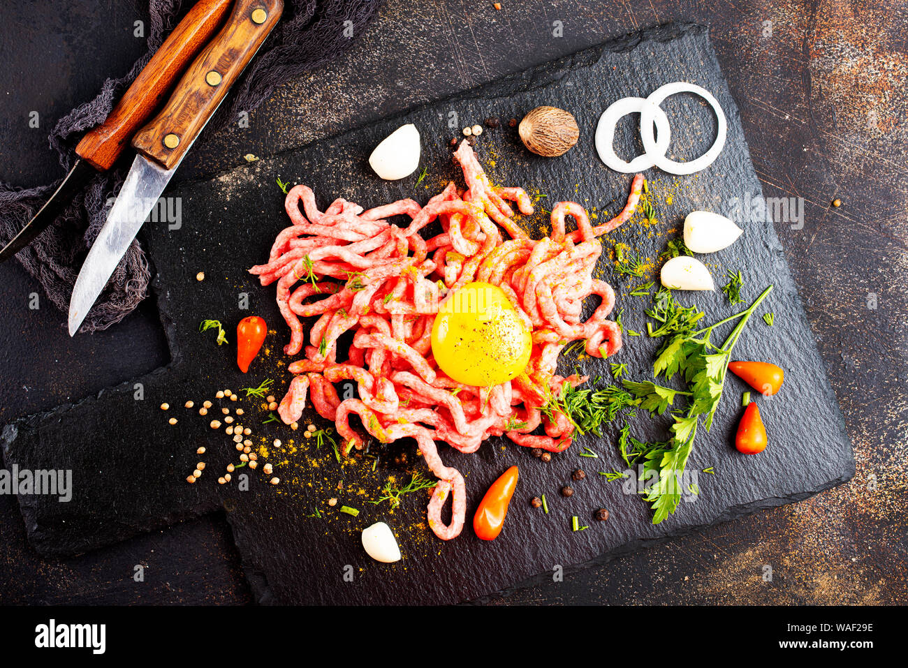 Rohes Hackfleisch mit Ei, Kräutern und Gewürzen Stockfoto