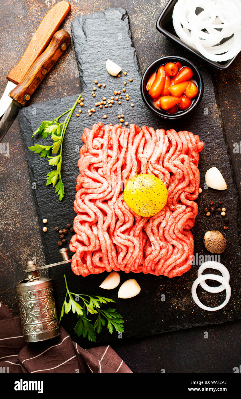 Rohes Hackfleisch mit Ei, Kräutern und Gewürzen Stockfoto