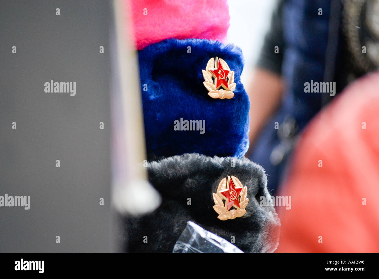 Einige russische Busby hat in einem Markt Stola in St. Petersburg, Russland Stockfoto