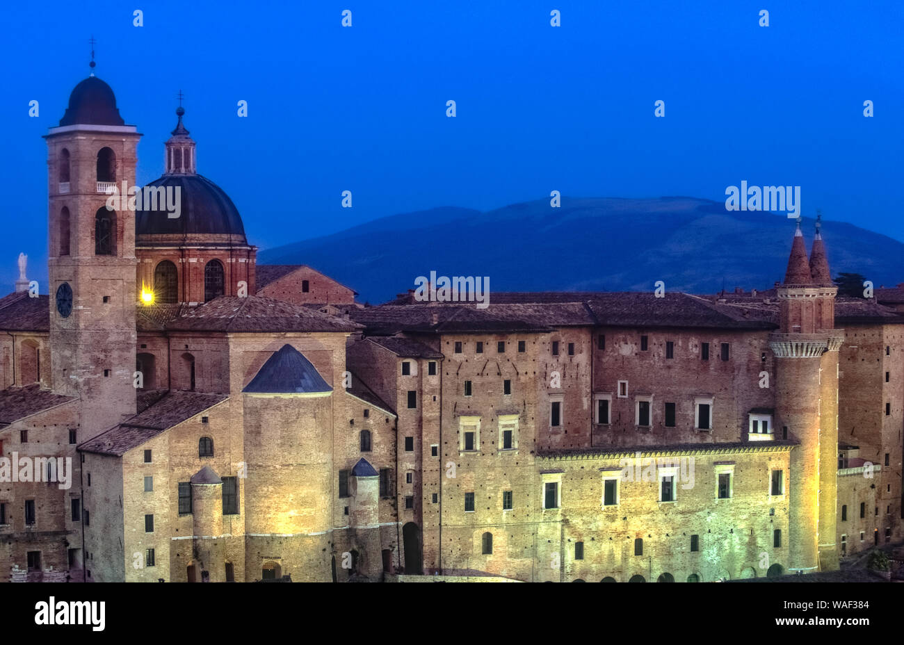 Italien Marken Urbino anzeigen Dom und Dogenpalast Stockfoto