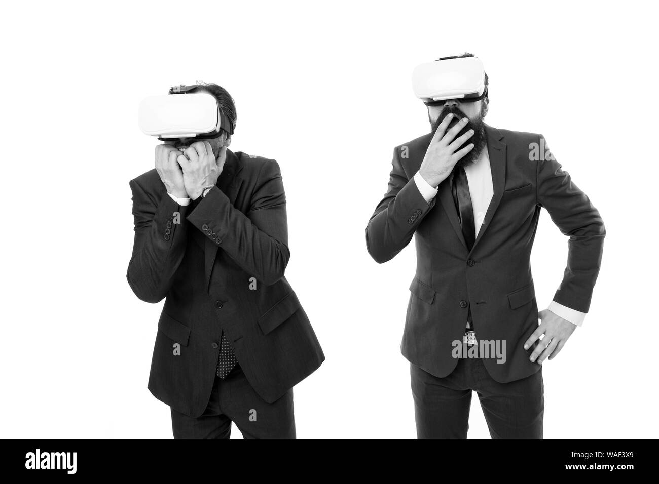 Die Prüfung neuer Technologien. moderne Technik in agilen Unternehmen. Unternehmer VR-Brille tragen. reife Männer mit Bart in der Klage. Digitale Zukunft und Innovation. Virtuelle Realität. Partnerschaft und Zusammenarbeit. Stockfoto