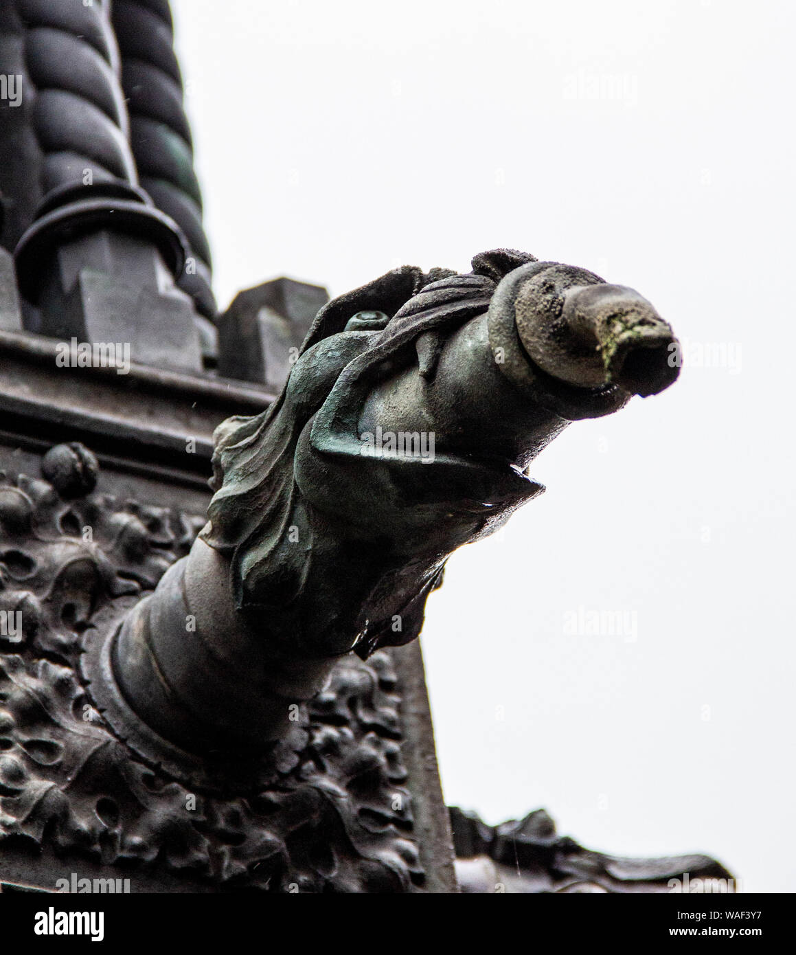 Fabelwesen als Wasserspeier in einem runden Brunnen auf dem Marktplatz Stockfoto