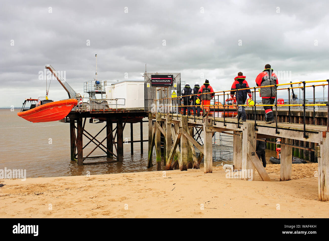 Fleetwood nautische Studenten im Überleben Gang zu Fuß auf den Fluss Wyre Einführung in Fleetwood Stockfoto