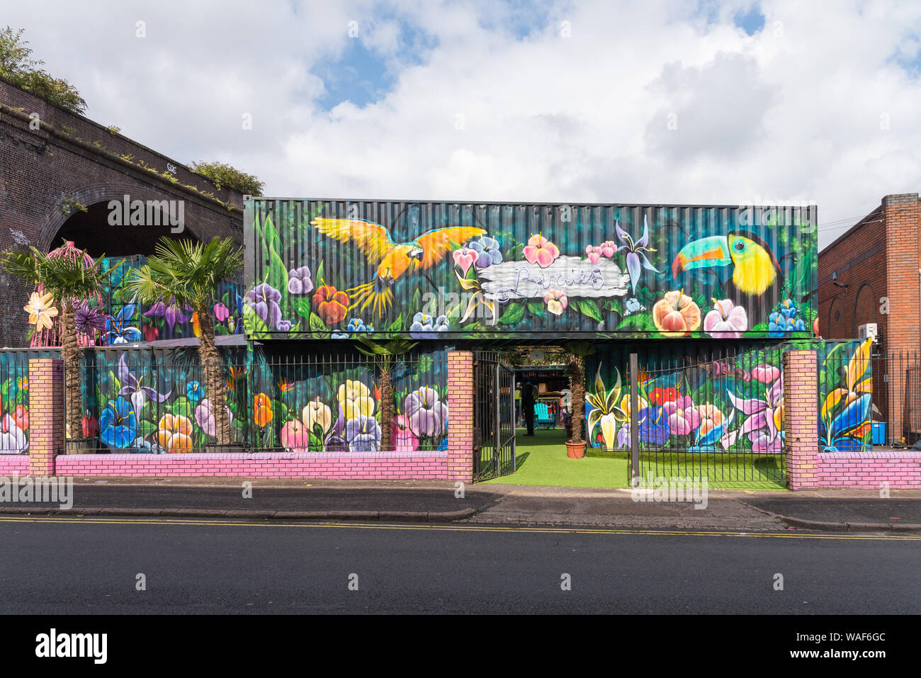 Birdies ist ein tropischer Strand-bar-themed Veranstaltungsort in der Custard Factory, Digbeth, Birmingham, Großbritannien Stockfoto