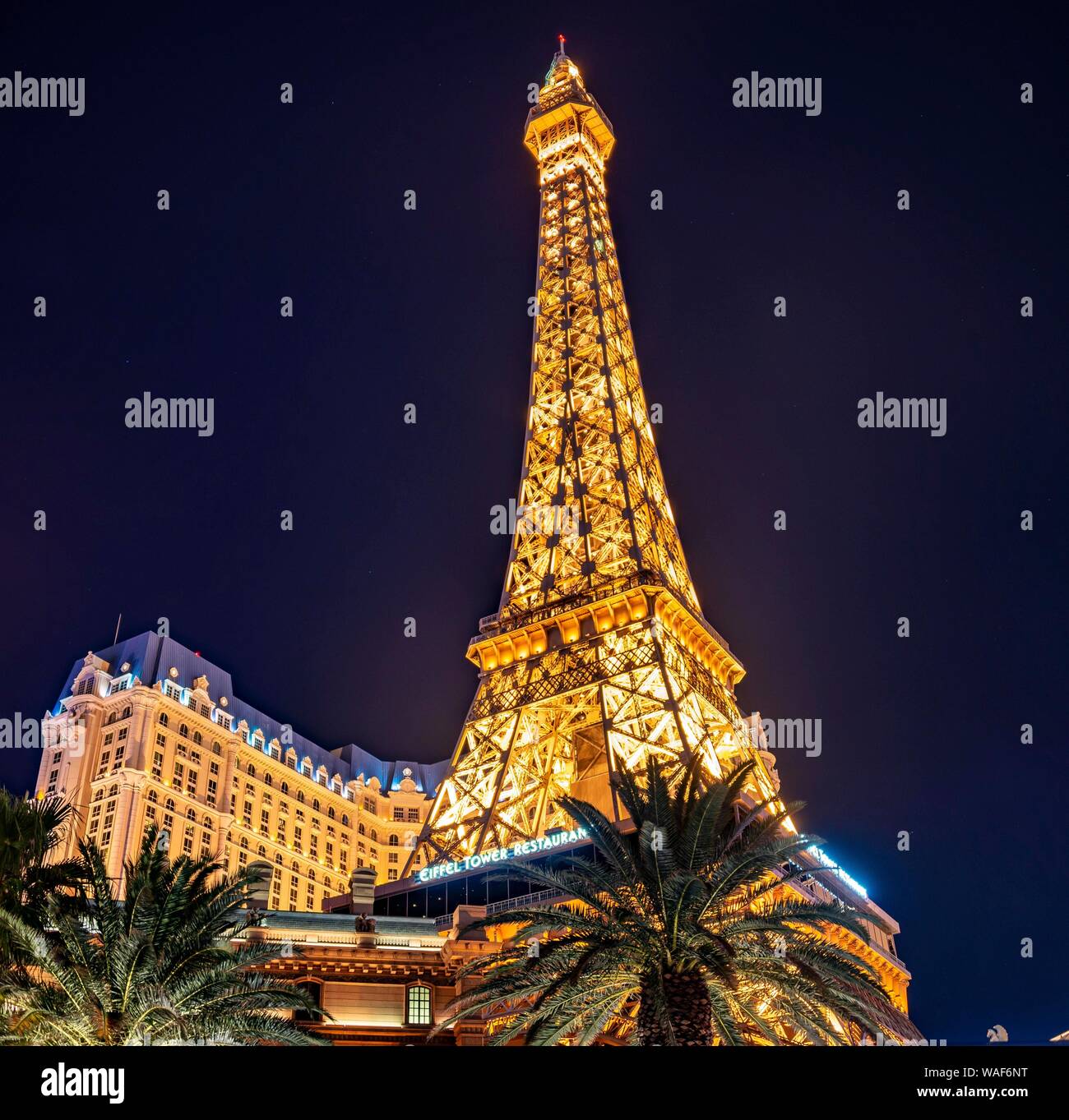 Beleuchteten Eiffelturm, Paris Las Vegas Hotel and Casino, Las Vegas Strip, Las Vegas, Nevada, USA Stockfoto