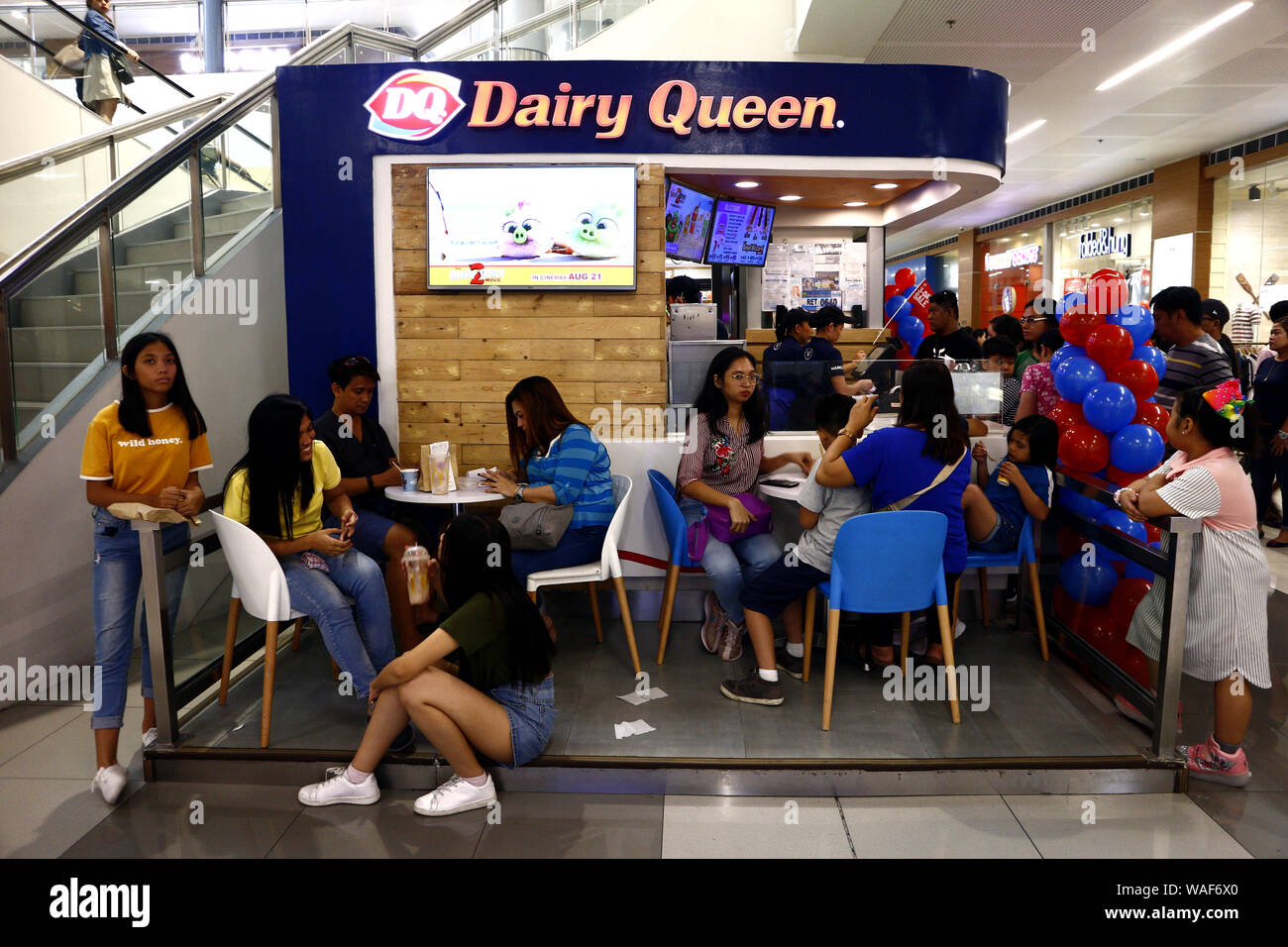 PASIG CITY, Philippinen - 18. August 2019 - Kunden eines Ice Cream Shop genießen Sie Eis und anderen kalten Snacks. Stockfoto
