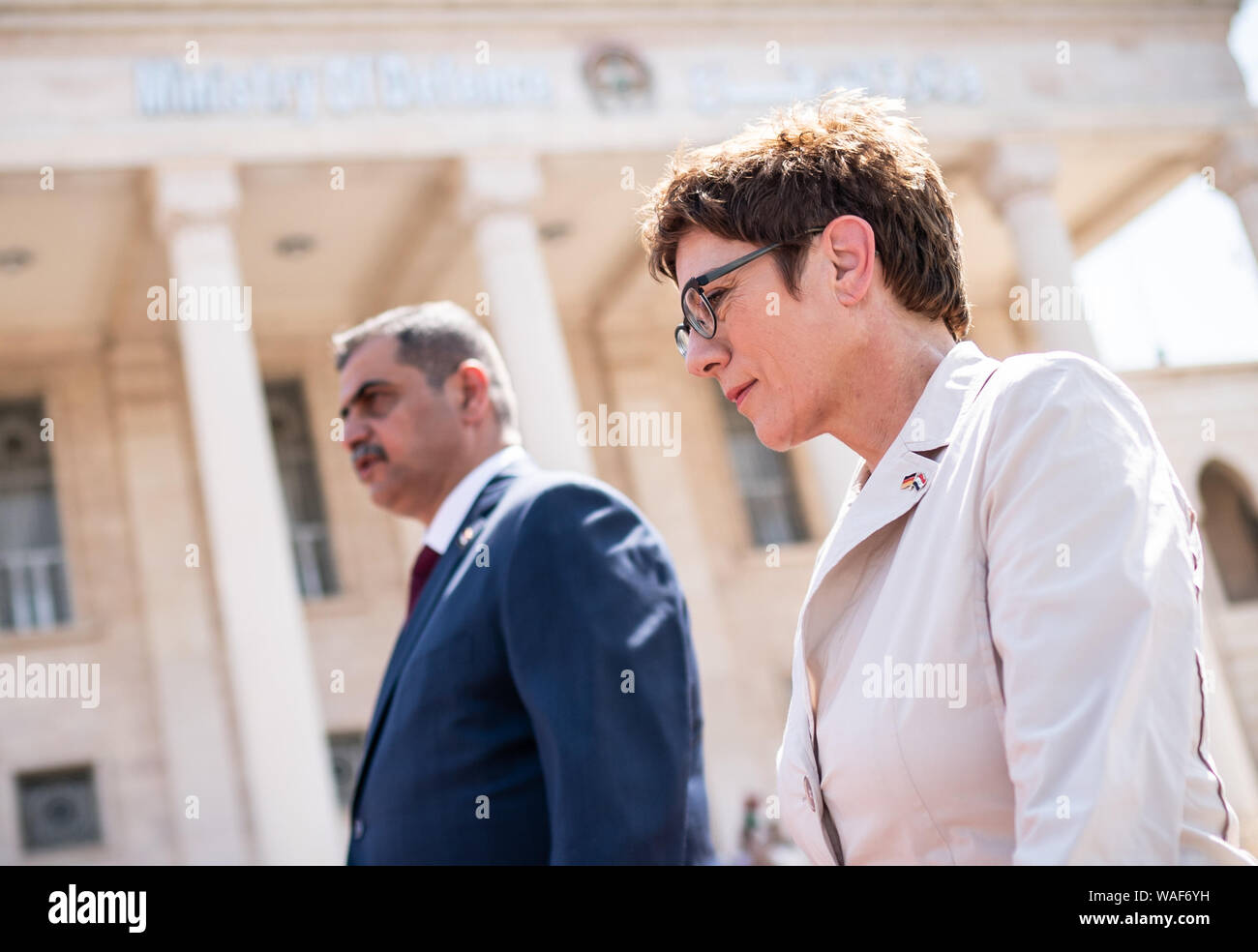 Bagdad, Irak. 20 Aug, 2019. Annegret Kramp-Karrenbauer (CDU), der Verteidigungsminister von Deutschland, ist von ihr Gegenstück in Irak, Al-Shammari begrüßt, mit militärischen Ehren vor seinem Büro. Der Minister und CDU-Chefin ist die Durchführung von politischen Gesprächen in der Hauptstadt Bagdad und ist es, die deutschen Soldaten, die in die Ausbildung lokaler Kräfte im Land beteiligt sind. Quelle: Michael Kappeler/dpa/Alamy leben Nachrichten Stockfoto