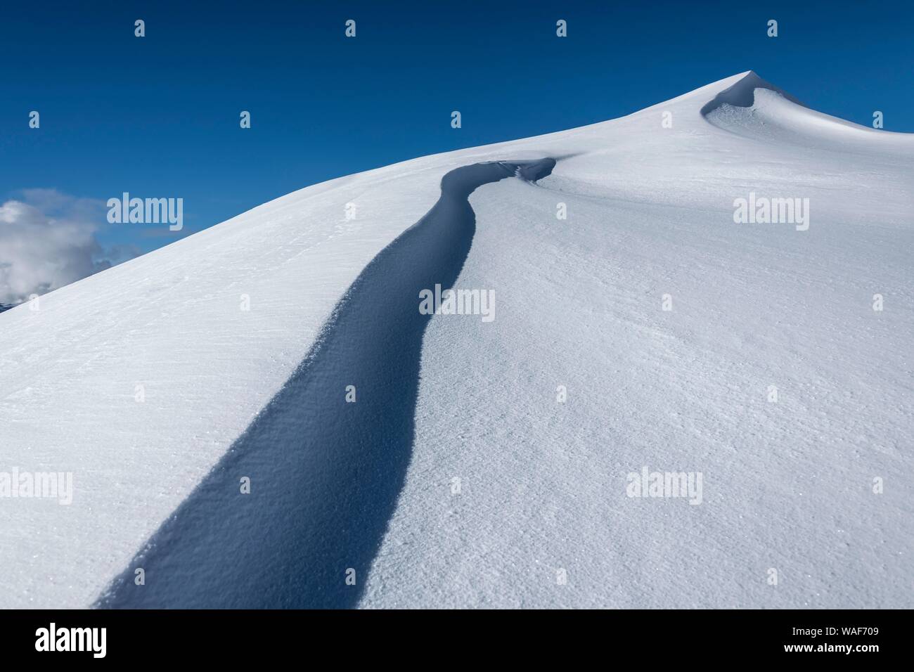Snow Drift, Schnee Oberfläche mit Strukturen, die mit Licht und Schatten, Rietzlern, Kleinwalsertal, Vorarlberg, Österreich Stockfoto