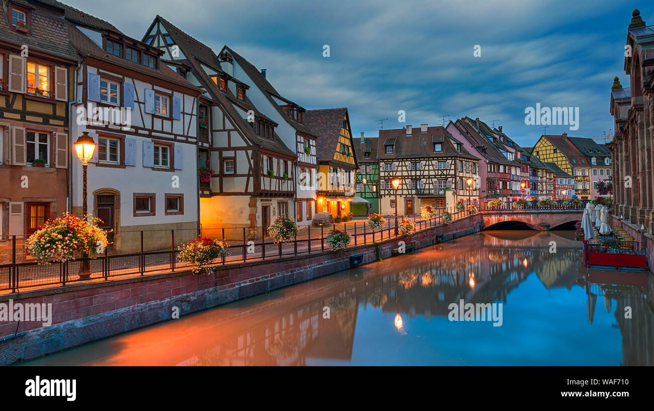 Atmosphäre am Abend, historische Fachwerkhäuser auf dem Kanal, das kleine Venedig, La Petite Venise, Colmar, Elsass, Frankreich Stockfoto