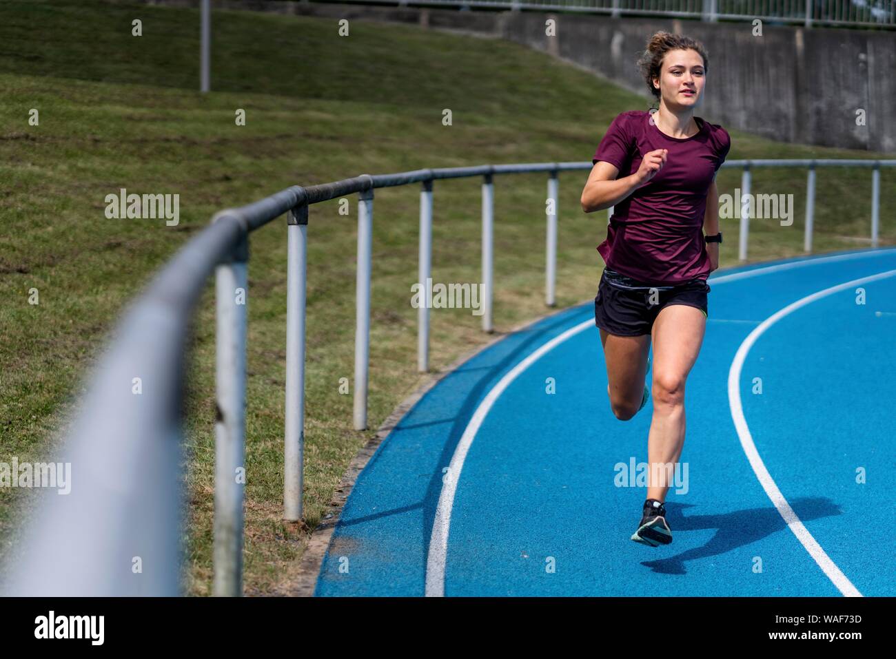 Athletik, Frau sprinten in der Kurve, Deutschland Stockfoto