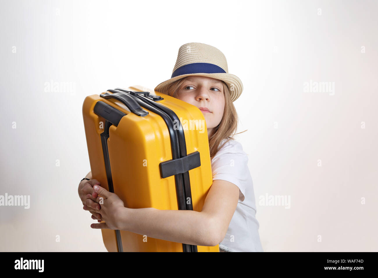 Ein jugendlicher Mädchen umarmt einen Koffer und träumt von einem Sommer  Reise, Urlaub und das Ende des Schuljahres Stockfotografie - Alamy